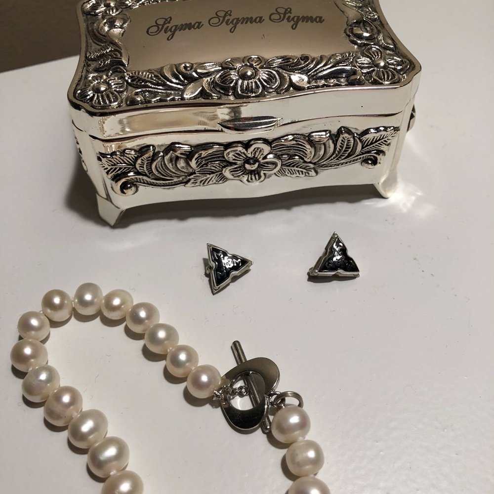 Tri Sigma badges, lined jewelry box and bracelet